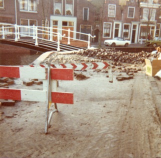 Aanleg van de brug voor de deur.