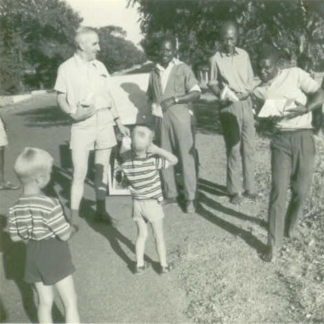 Zambiaanse melkhandelaar Wim samen met Frans en Diederik en een Zambiaanse melkhandelaar.